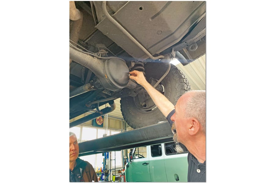 Schrauber-Tipps erläutert am Unterboden eines Geländefahrzeugs