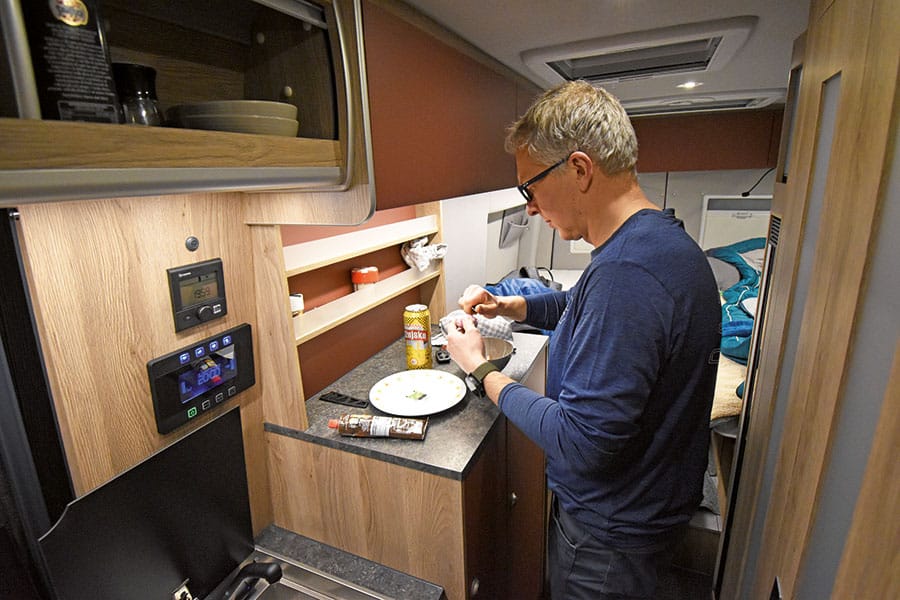 Autor bei der Essenszubereitung auf der erhöhten Arbeitsfläche im La Strada.