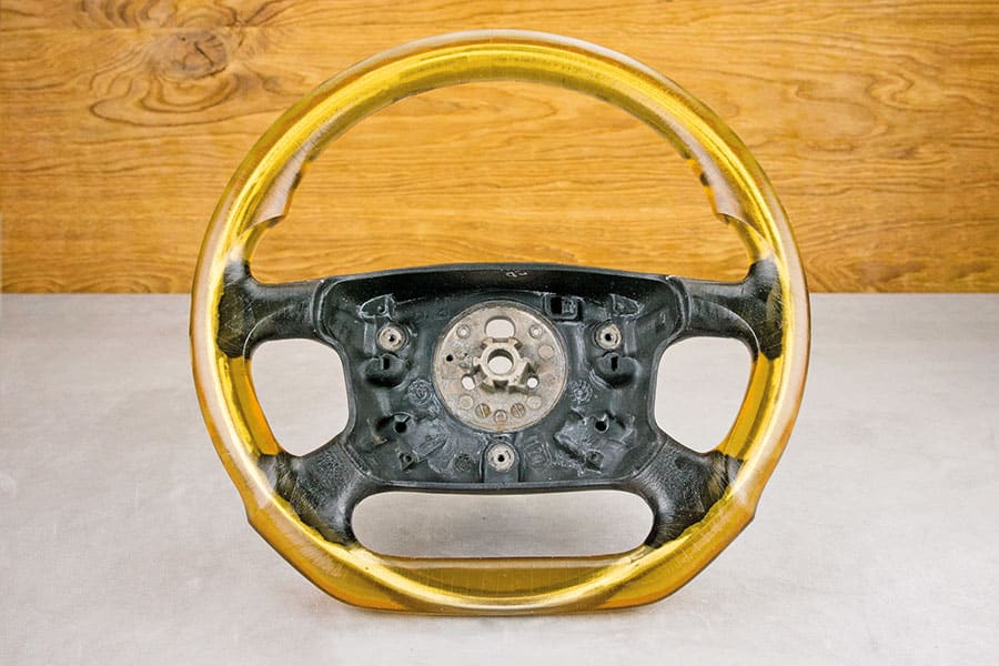 Lenkrad bekommt neue Form durch in3D Technologie, wobei das Material durchsichtig ist.