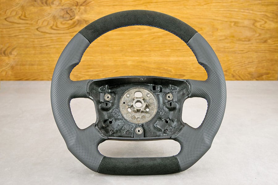 Fertig neu aufgebautes und bezogenes Lenkrad für den VW T4