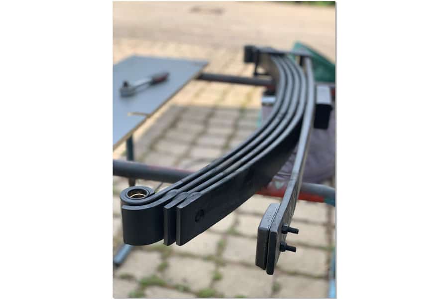 Fuso Blattfedern vor dem Rostschutzanstrich