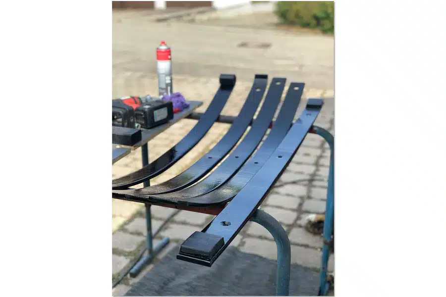 Frisch gestrichene Blattfedern