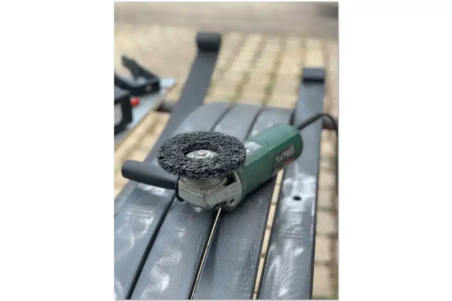 Mechanisches Säubern der Blattfedern