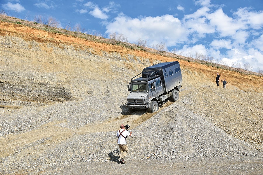 Unimog auf Geröllhang