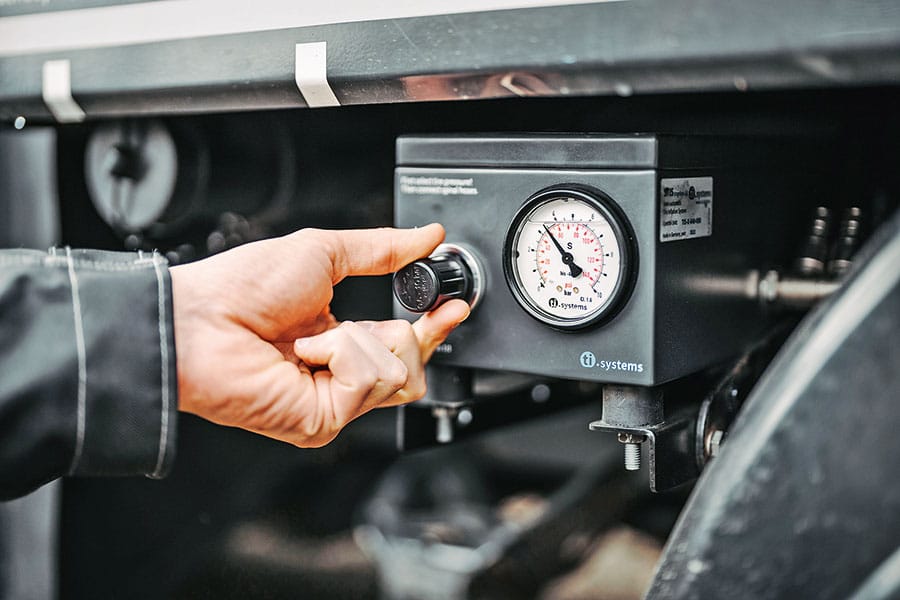 Über einen Kompressor lässt sich der Reifendruck regulieren.