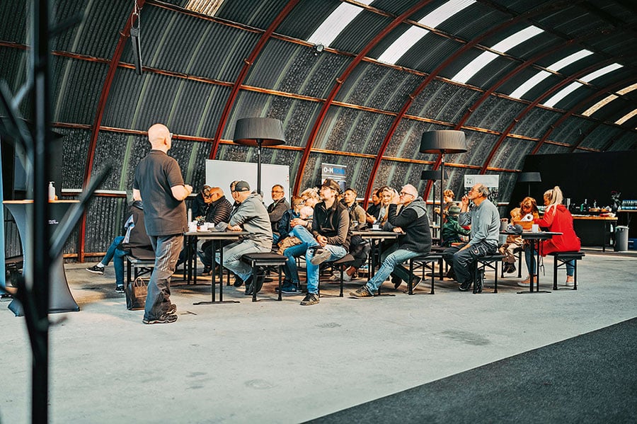 Teilnehmer des Offroad-Wochenendes bei der Einweisung im Hangar auf dem Trainingsgelände in Biberach.