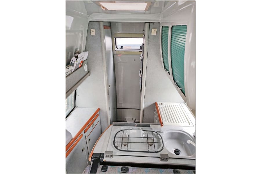 Küche und Wohnraum im VW T4 California Exclusive