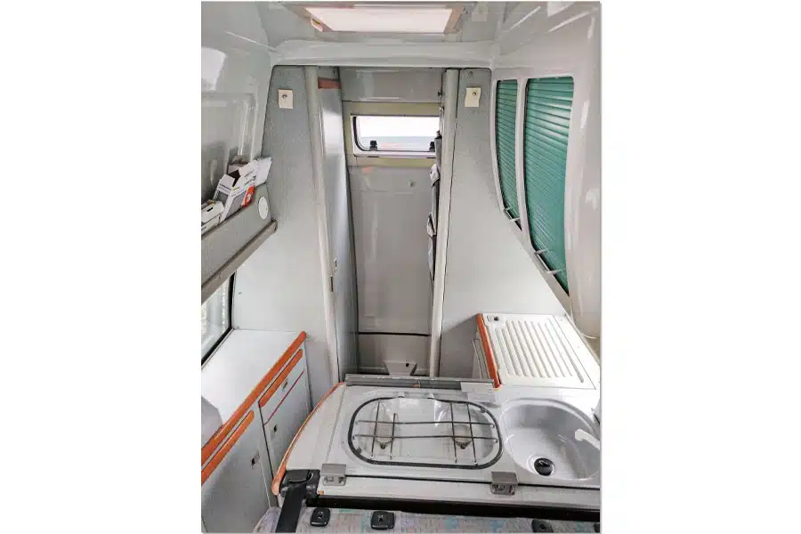 Küche und Wohnraum im VW T4 California Exclusive