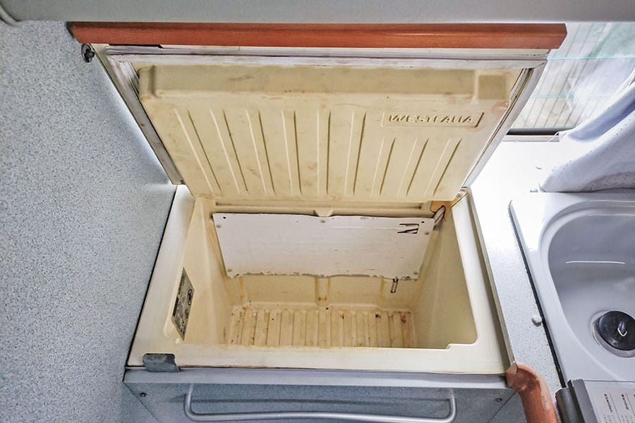 In die Jahre gekommene Kühlbox im VW T4 California Exclusive