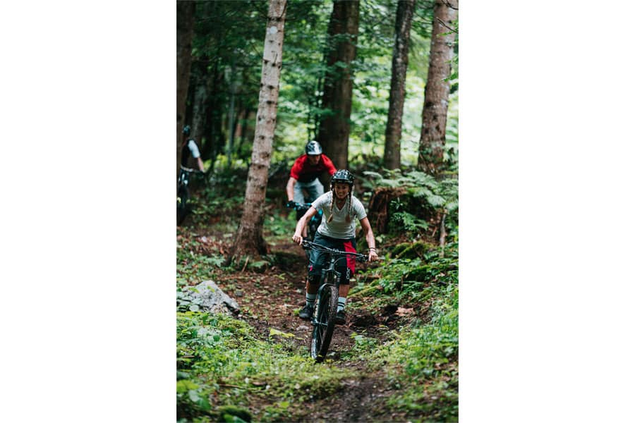 Zwei Mountainbiker fahren auf Waldtrail