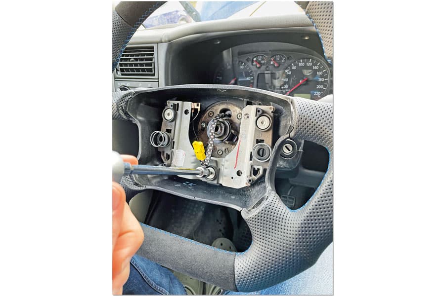 Lenkrad neu beziehen: Arbeit am Airbag
