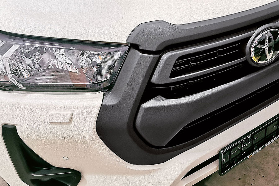 Dickschichtlack für Offroad-Fahrzeuge: Detailausschnitt des Toyota Hilux mit Timemax Adventure Coating