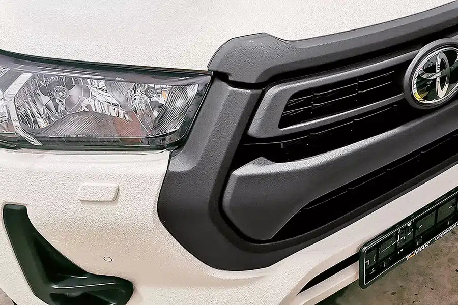 Dickschichtlack für Offroad-Fahrzeuge: Detailausschnitt des Toyota Hilux mit Timemax Adventure Coating