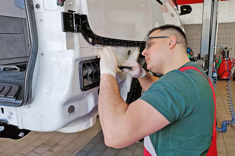 Der Weg für den Kabelstrang zur Steckdose wird freigelegt.