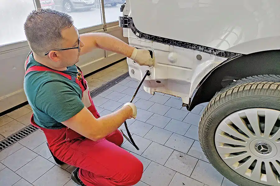 Entfernen der Karosserieentlüftungsklappe