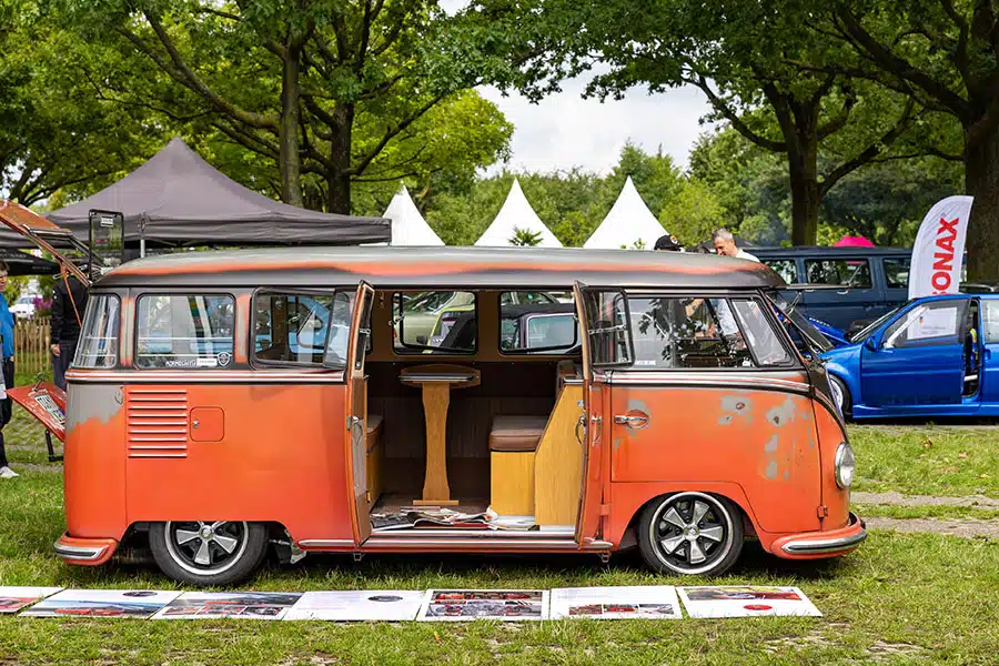 Rostiger, restaurierter VW Bus mit Campingausbau