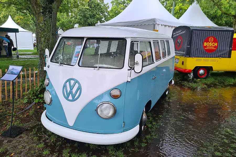 Türkis-weißer VW T1