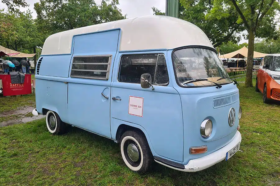 Türkiser VW T2 mit festem Hochdach