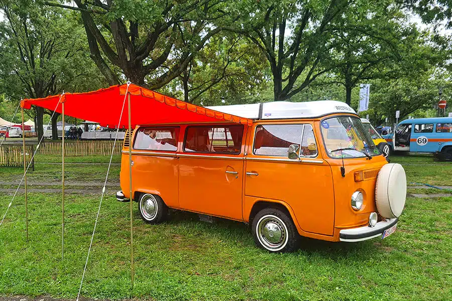 Orangefarbener VW Bus Oldtimer mit orangefarbener Markise