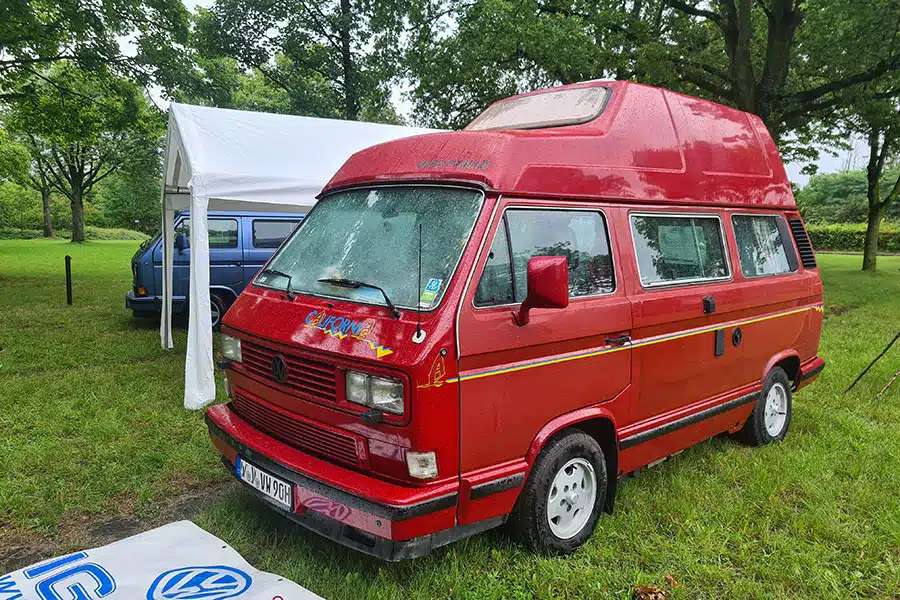 Roter VW T3 mit Hochdach