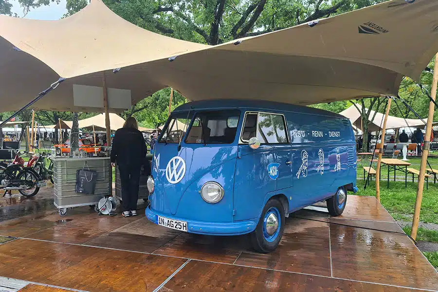 Blauer VW T1