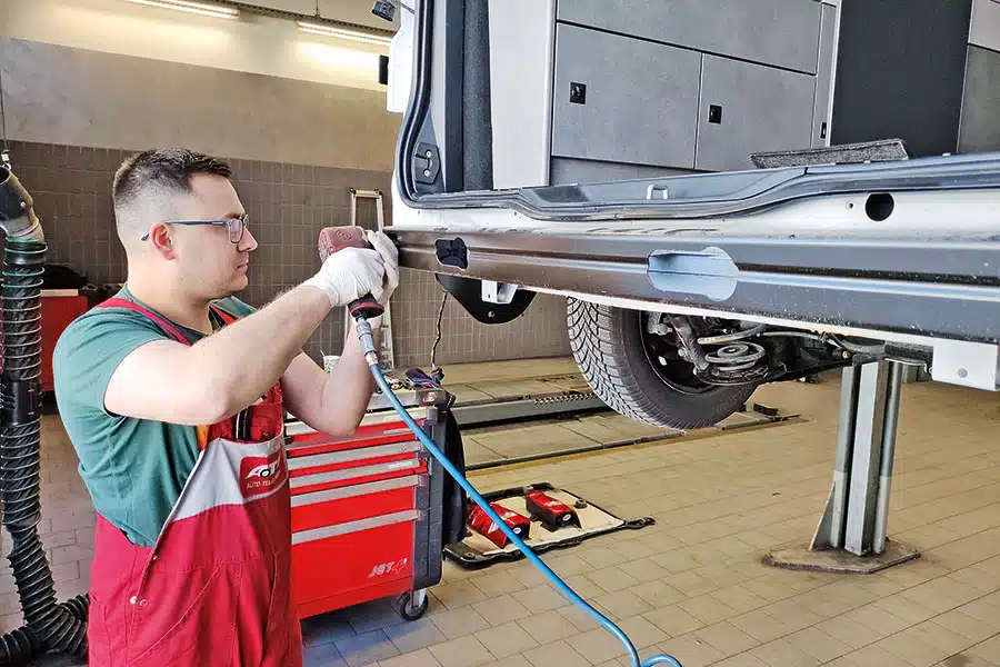 Demontage von Metallteilen mit dem Schlagschrauber