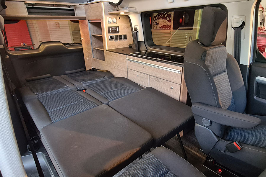 Zum Bett umgebaute Rückbank im Type Holidays