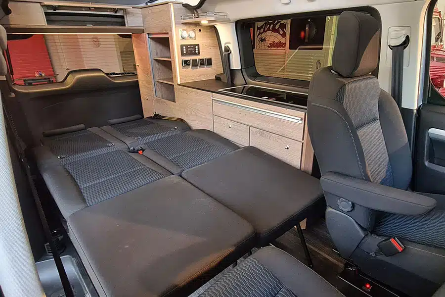 Zum Bett umgebaute Rückbank im Type Holidays