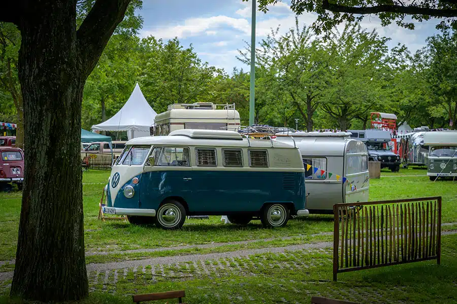 Gespann VW T2 in blau und weiß und alter Wohnwagen