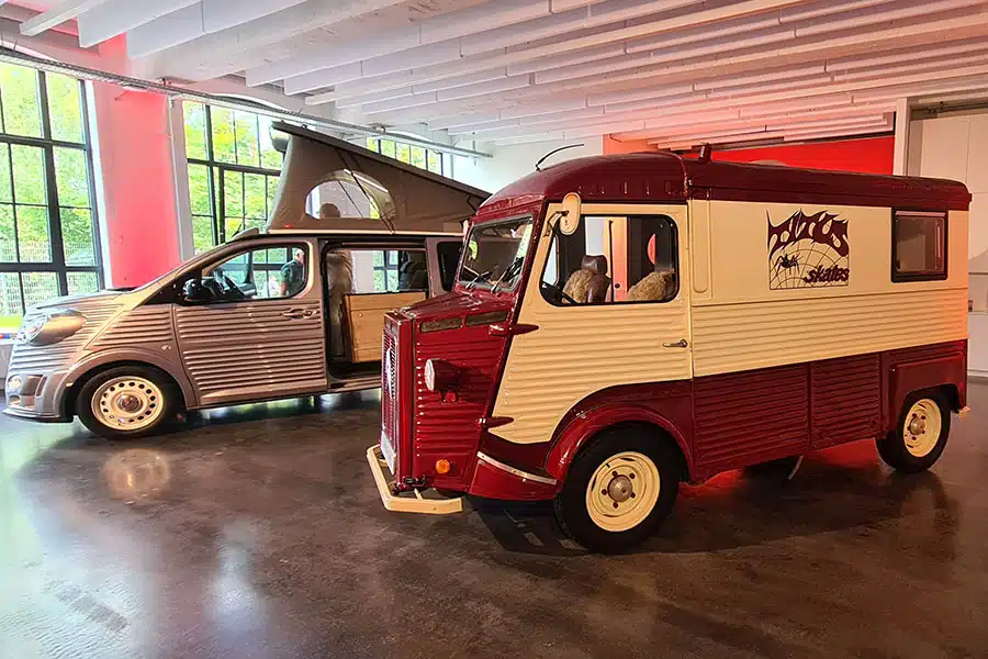Weiß-roter Oldtimer Campervan auf Basis eines Citroen Typ H