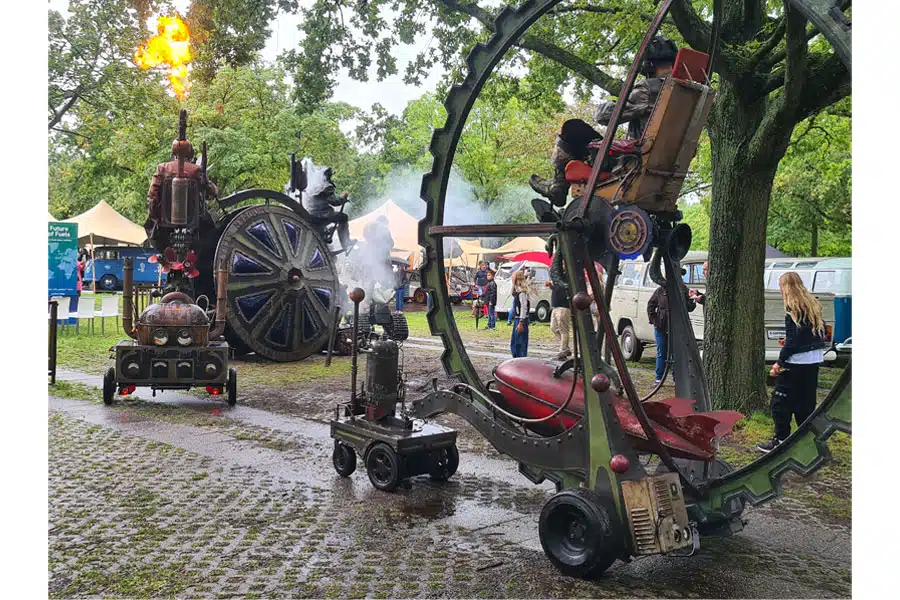 Künstlerisch gestaltete, fahrbare 