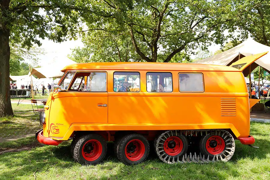 Orangefarbener VW-Bus Oldtimer 