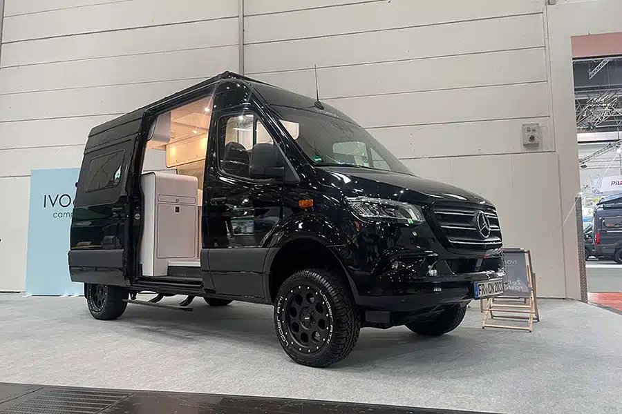 Ivonus: schwarzer Allrad-Campervan