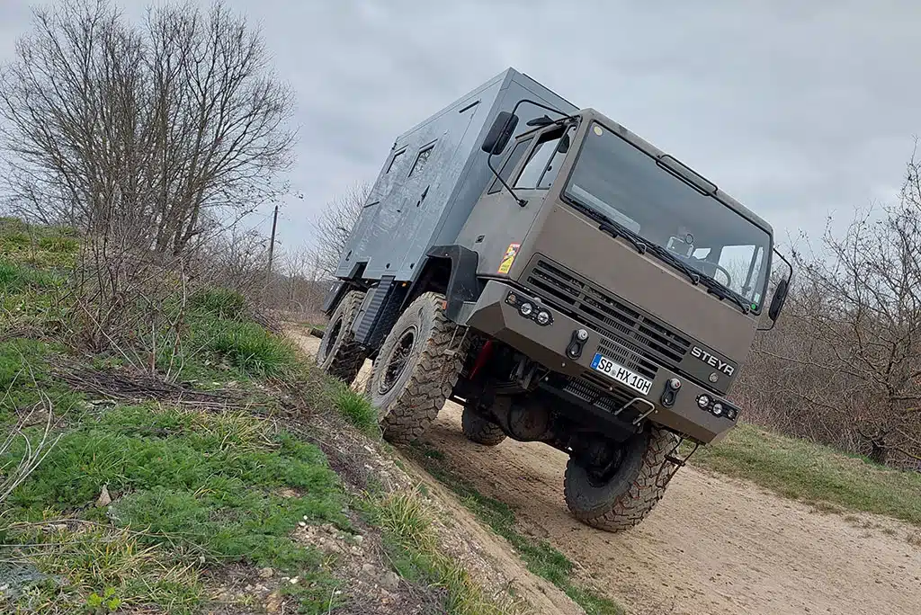 Offroad-Training bei Markom: Offroad-Mobil auf Gelände-Piste