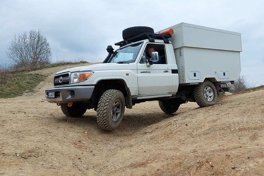 Geländefahrzeug auf Offroad-Piste