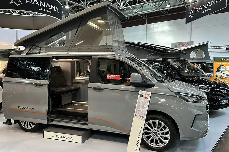 Grauer Campingbus mit Aufstelldach