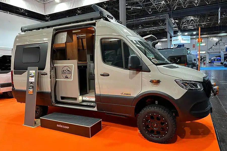 Weißer Allrad-Campervan von Rhön Camp