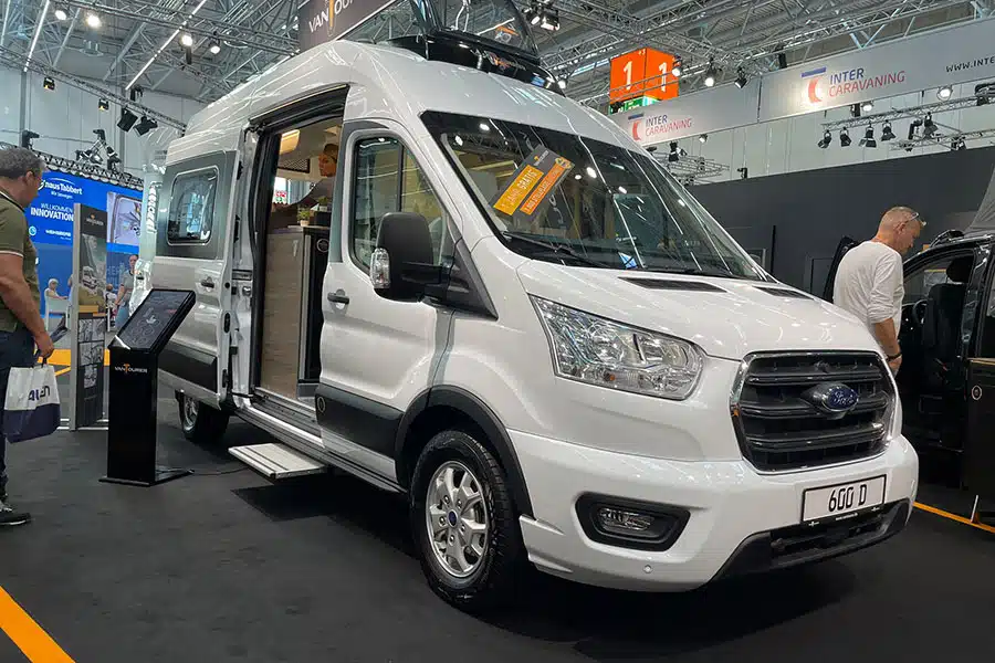 Weißer Campervan VanTourer