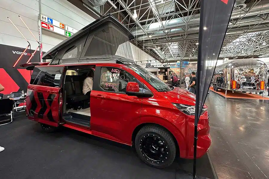 Roter Campingbus mit Aufstelldach von Vanexxt