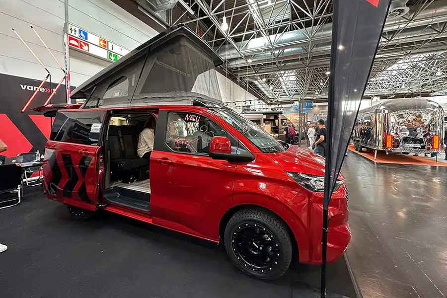 Roter Campervan mit Aufstelldach
