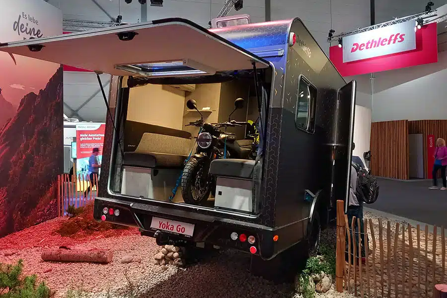 Campervan-Neuheiten auf dem Caravan Salon 2023: Wohnmobil Yoka Go mit großer Heckklappe und verladenem Motorrad