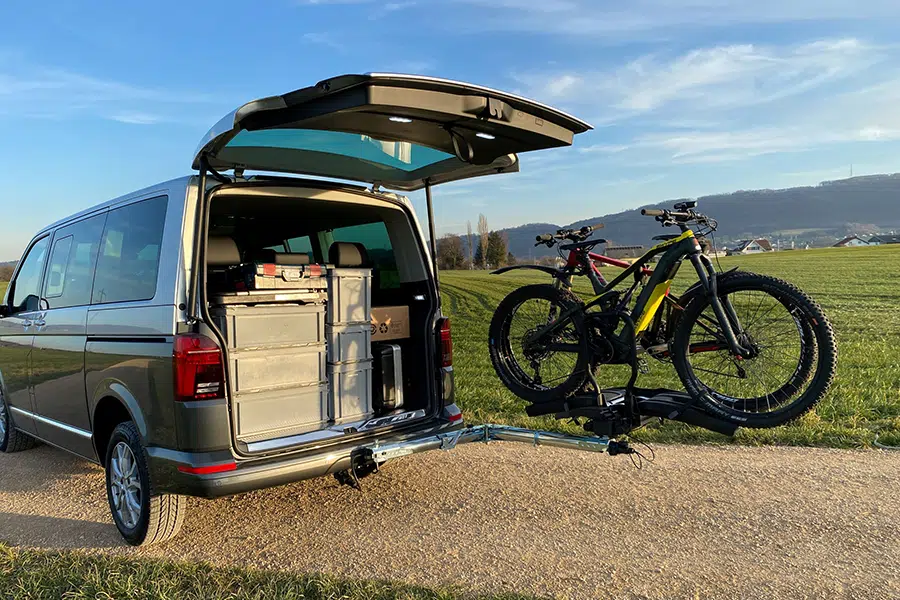 Camping-Zubehör September 2023: Schwenkbarer Bike-Träger am VW Bus