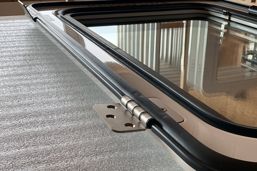 Scharniere an KCT-Echtglasfenster