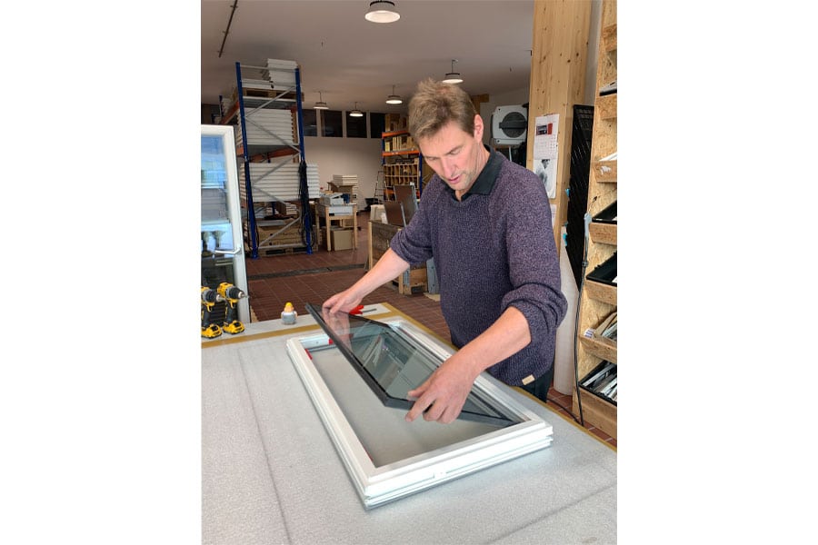 Fertigung der Echtglasfenster bei KCT
