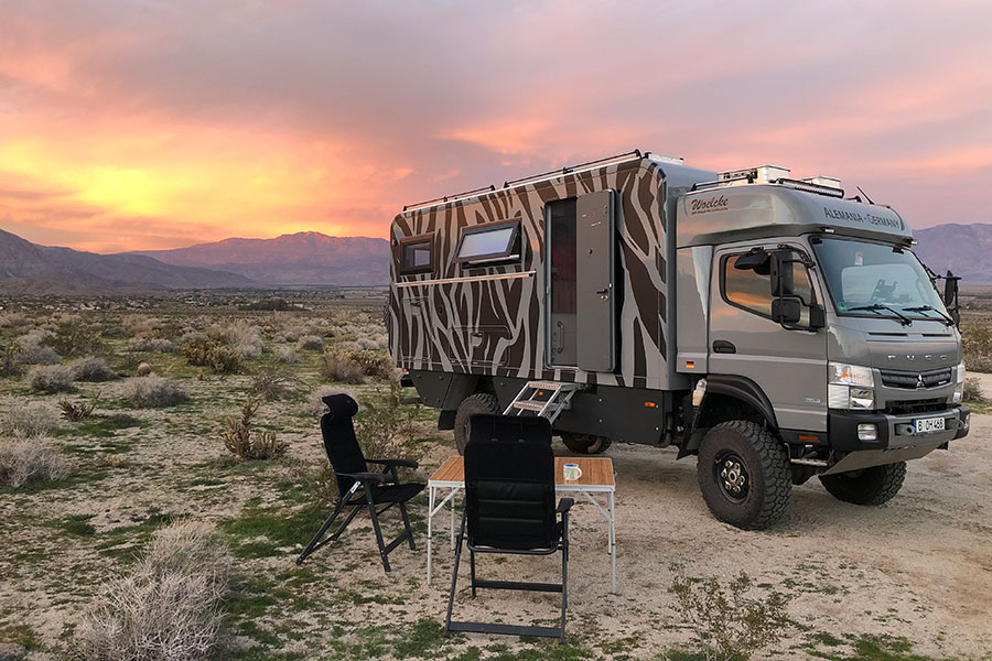 Weltreisemobil in Steppenlandschaft