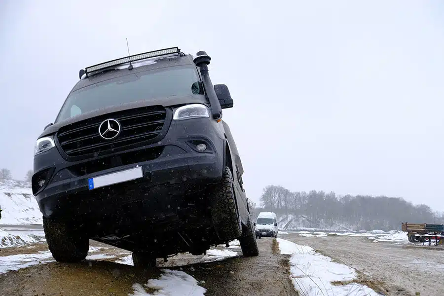 Allrad-Sprinter auf schneebedeckter Offroad-Strecke