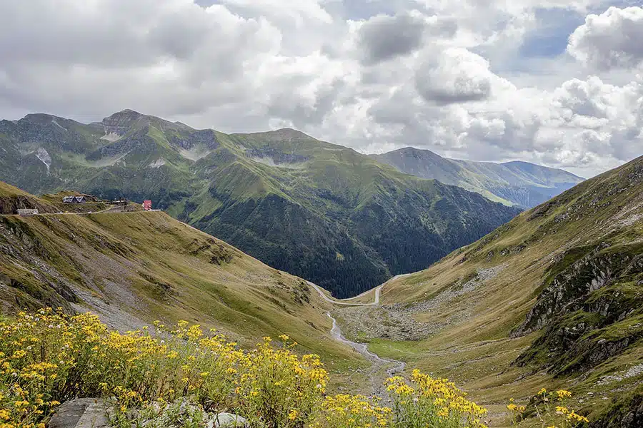Die 10 beliebtesten Roadtrip-Strecken in Europa: Wilde Berglandschaft und Highway in Rumänien