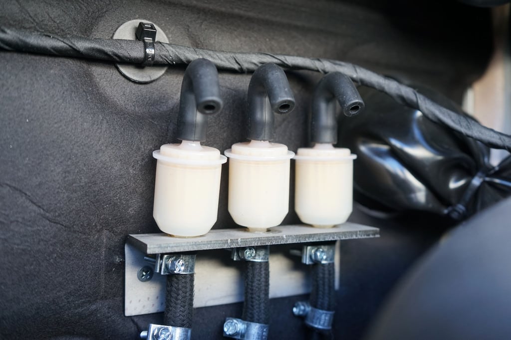 Entlüftungen der Diff-Gehäuse über eine Luftleitung höher gelegt - System von Iglhaut mit oben aufsitzenden Luftfiltern.