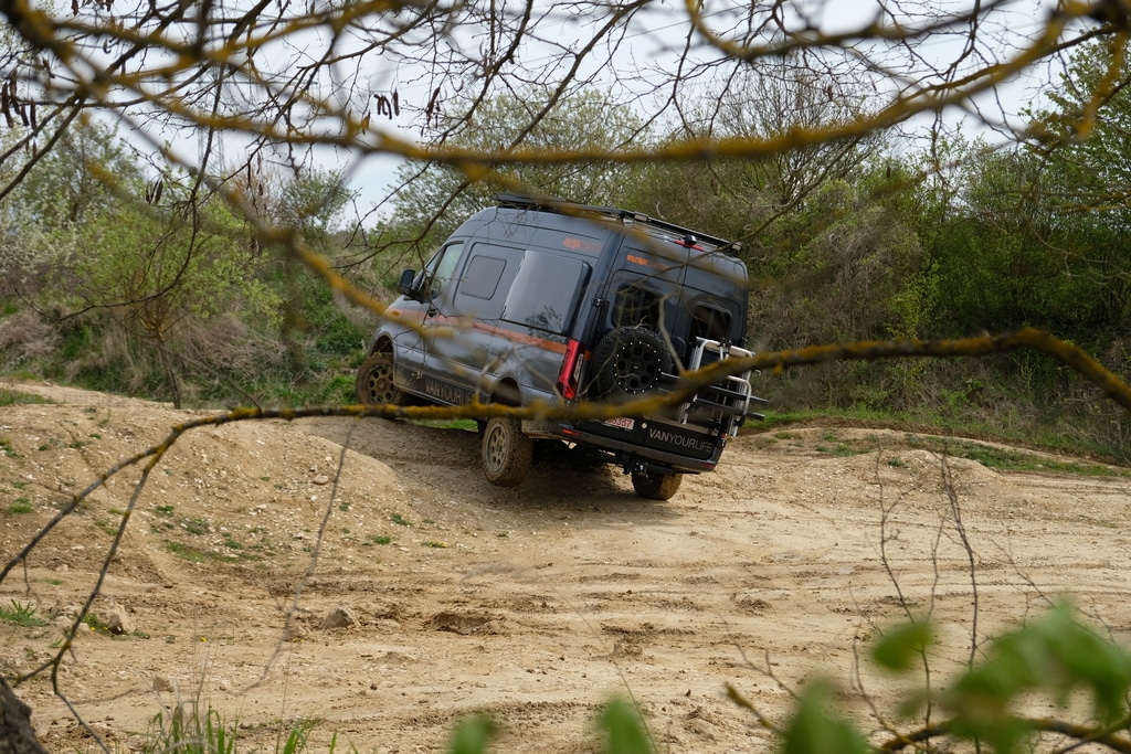 Verliert im Gelände der Reifen eines Fahrzeugs Bodenkontakt, verpufft ohne Differentialsperren oder anderer Traktionshilfen jeglicher Vortrieb.