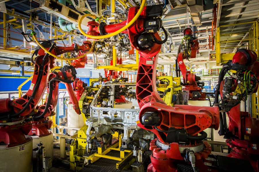 Roboter in Produktionshalle